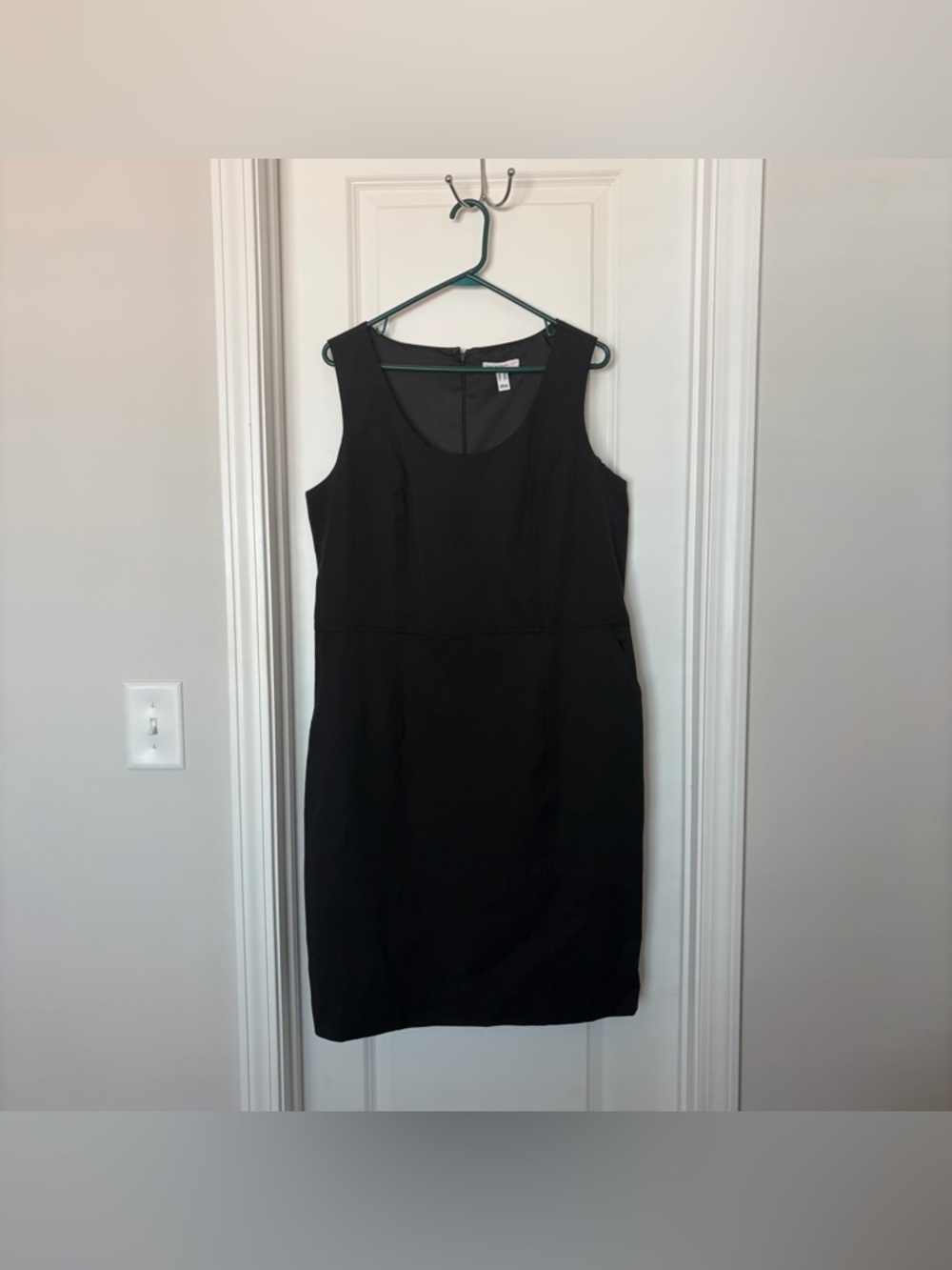 ismacmizrani love dress 
Classic Black Sleeveless Sheath Dress - Black
Size 16